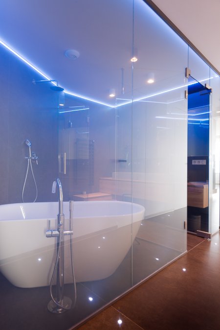Na celosklenenú priečku u kúpeľne bola aplikovaná inteligentná fólia, ktorá sa pri prepnutí premení z priehľadného skla na nepriehľadné a z otvorenej kúpeľne sa razom stane súkromný priestor.